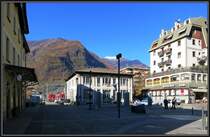 Links befindet sich das Geb�ude des Tren Italia Bahnhofs von Tirano und in Bildmitte das Bahnhofsgeb�ude der Rh�tischen Bahn mit italienischem Zoll. (15.11.2012)