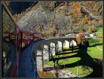 R1617 mit einem Allegra auf Talfahrt auf dem Kreisviadukt von Brusio. (15.11.2012)