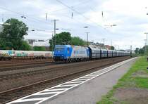 Eine schicke Kombination: Die Blau-Silberne 185 526-1 der RSB Logistic mit gut gef�llten blauen Schotterwagen. Hier aufgenommen von meiner Frau in K�ln-West am 30.06.2012.