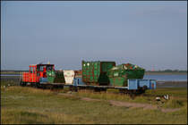 399 108 schiebt einen M�llzug von der M�lldeponie im Wangerooger Dorf in den Hafen, wo die Abfall-Container mit einem Schiff ans Festland transportiert werden. Durch die geringe H�chstgeschwindigkeit von nur 20 km/h k�nnen die Wagen auch die ganze Strecke geschoben werden und die Container m�ssen nicht extra gesichert werden. (28.08.2012)