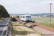 S�dlich von Dermbach lagen Feldabahn und B 285 schnurgerade nebeneinander. 972 723 war am 30.5.97 auf dem Weg nach Kaltennordheim.