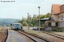 F�r den Betrieb der Feldabahn war Dermbach zuletzt die wichtigste Zwischenstation. Der Bahnhof war bis zur Einstellung des Personenverkehrs am 31.5.97 besetzt. (Blick nach S�den am 30.5.97)