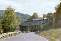 Feldabahn und B 289 kreuzten sich mehrfach. Bei der Umspurung in den 1920er Jahren erhielt die Bahn teilweise eine neue Trasse. Wegen des damals schon regen Stra�enverkehrs wurden Bahn�berg�nge m�glichst vermieden und Unter- oder �berf�hrungen angelegt. (Zwischen Weilar und Dermbach am 30.5.97)