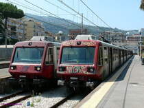 Elektrotriebwagen der Circumvesuviana (CV) im Kopfbahnhof Sorrent. Die Elektrotriebwagen der Reihe FE220 entstanden in den 1970ern.
Links ist ETR056 zu sehen und rechts stehen ETR042+ETR041+ETR051.

2010-08-26 Sorrento 

