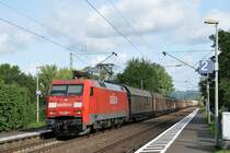 152 050-1 zieht einen langen G�terzug durch Leubsdorf am Morgen des 10/08/2011 von K�ln kommend in Richtung Koblenz.