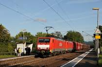 189 040-9 und 189 035-9 bef�rdern einen langen Kohlezug rheinabw�rts, hier bei der Durchfahrt der Haltestelle Leubsdorf am 10/08/2011.