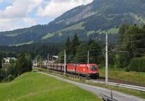 Die geb�ndelten Kr�fte von 1116 039-7 und einer 1144 ziehen einen gemischten G�terzug durch Fieberbrunn. Aufgenommen am 05/08/2011.