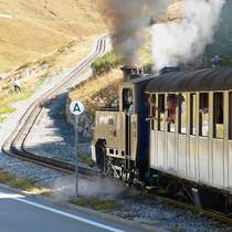 Nach �berquerung der Furka-Strasse beginnt am gro�en  A  der letzte Zahnstangen-Abschnitt vor Muttbach (2.10.11)