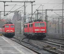 Am 10.11.2012 rangiert in Fulda 111 192 nebst Schwesterlok w�hrend 110 437 und 111 ??? auf neue Aufgaben warten.

