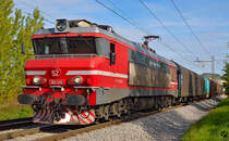 S� 363-025 zieht G�terzug durch Maribor-Tabor Richtung S�den. /15.10.2012