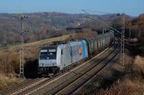 185 697-0 fuhr am 17.11.2012 mit dem  Nievenheimer  (DGS 69128 G�ttingen - Nievenheim) durch die langsam kahl werdende Landschaft bei Altenbeken.