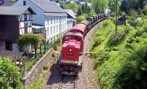 ...mal wieder was nicht ganz so neues, aber gut zum zeigen. Am 18.5.2007 gab es zwischen Schwarzenberg und Schlettau einen Foto-Milit�rzug mit der 112 326-1 als  Zugpferd  an der Spitze, hier kurz vor der Einfahrt in Markersbach.  