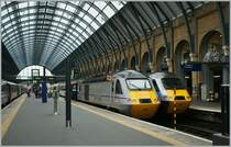 Eine perfekte Farbkombination f�r Bonbons! Aber ob sie f�r die ehrenwerten HST 125 Class 43 Triebz�ge so schicklich ist?
London Kings Corss, den 12. Nov. 2012