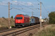 Diesel unter Fahrdraht: Anfang Oktober 2012 ist 2016 017 mit einem kurzen G�terzug bei Helmahof Richtung Deutsch Wagram unterwegs.