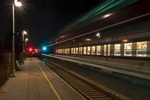 W�hrend der S-Bahn-Zug 29731 (Absdorf-Hippersdorf - Wien Meidling) in Leobendorf-Burg Kreuzenstein seinen planm��igen Halt einlegt, f�hrt am anderen Bahnsteig der R 2252 (Payerbach-Reichenau - Retz) durch. Die Aufnahme entstand am Abend des 16.11.2012