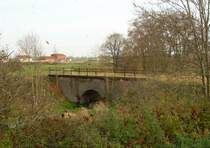 9.11.2008 Eisenbahnbr�cke der Wriezener Bahn, nahe des Einfahrsignals Wriezen von Norden.