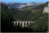 Eine 1144 und eine 1142, ziehen einen Innofreight XL-Containerzug (f�r Kohle + Erz) �ber das 184 m lange Kalte Rinne-Viadukt. Im Hintergrund sind die Bergspitzen der Rax zu sehen. 
Breitenstein 17.11.2012