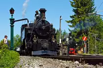 Wasser fassen der HG 3/4 Zahnraddampflok ex B.F.D.  N� 3  (Brig–Furka–Disentis-Bahn) der Museumsbahn Blonay-Chamby, hier am 27.05.2012 beim Pfingstdampf Festival.
Diese Lok wurde 1913 von SLM unter der Fabriknummer 2317 gebaut. Insgesamt wurden zehn dieser Loks des Typs HG 3/4 ab 1913 durch die Brig–Furka–Disentis-Bahn beschafft. Die von der Schweizerischen Lokomotiv- und Maschinenfabrik Winterthur (SLM) gebauten Zahnradlokomotiven kamen nach ihrer Ausmusterung in der Schweiz auch in Frankreich und Vietnam zum Einsatz, diese hier kam 1969 zur Museumsbahn B-C. Bis heute sind vier Exemplare betriebsf�hig erhalten, drei davon bei der Dampfbahn Furka-Bergstrecke (DFB). Weiterhin gingen �berreste der der Nr. 2 und 8 Vietnam wieder zur BFD.  
Hinten rechts steht die G 2x2/2 Malletdampflok 105 der Museumsbahn Blonay–Chamby, ex 105 der Zell-Todtnau-Eisenbahn, ex  Nr. 28 Kleinbahn Voerde-Haspe–Breckerfeld.