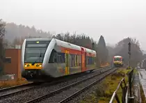 Trotz dem widrigen Novemberwetter (Regen und Nebel) musste ich heute (18.11.2012)  mal wieder an die Strecke: Hier kurz vor der Einfahrt in den Bahnhof Betzdorf (Sieg), links ein Stadler GTW 2/6 (VT 118) der Hellertalbahn kommt von Herdorf, rechts Diesel-Triebzug 928 677-4 / 628 677-7 Daadetalbahn der Westerwaldbahn (WEBA) kommt von Daaden. Einen freundlichen Gru� an den TF der Hellertalbahn zur�ck.