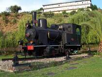 Schmalspur-Dampflok E1 als Denkmallok am 12.05.2006 im Bahnhof Regua, gut gepflegt, mu man sagen.