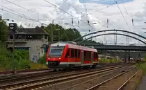 640 006 (LINT 27) der 3-L�nder-Bahn als RB 93 (Rothaarbahn) nach Bad Berleburg  am 10.07.2012 hier kurz vor der Einfahrt in den Bahnhof Kreutztal. Im Hintergrund das Reiterstellwerk Kreuztal Fahrdienstleiter (Kf).
