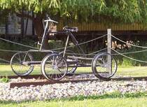 Fahrrad-Draisine f�r Breitspur am 12.05.2006 als Denkmal im Bahnhof Regua.