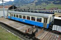 Der B 210, eiserne Reserve, abgestellt in Zweisimmen. Dieser Wage hat immer noch die Innenaustattung aus den 70er Jahren, 24.11.2012.