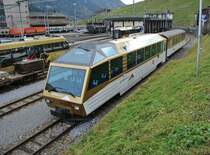ASt 116 in der neuen GoldenPass Farbgebung abgestellt mit dem B 218 abgestellt in Zweisimmen. Dieser Steuerwagen ist nur noch Reserve, 24.11.2012.