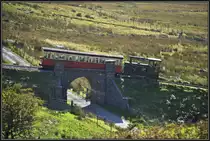 Ein Dieselzug kreuzt die einzige nicht �ffentliche Strasse, die den Schafbauern im Tal als Zugang dient. (06.09.2012)