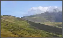 Der Blick zum Snowdon ist wieder fast frei und man erkennt gut das Trassee der Bahn und den Wanderweg. Zwei Z�ge bewegen sich auf die Station Halfway zu. (06.09.2012)