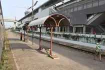 Bang Son Station, Blickrichtung Taling Chan Junction, am 03.Juni 2012.