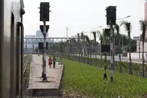 Bang Son Station, Blickrichtung Bang Sue Junction, am 03.Juni 2012. Das dritte Gleis viel dem Ausbau zum Opfer, die Signale stehen aber noch.

