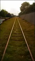 Auf Wangerooge wurde der Ostanleger aufgrund schwerer Instandhaltung 1958 aufgegeben und neben den vermodernden Holzpf�hlen im Watt gibt es noch dieses Stumpfgleis, das noch f�r Rangierfahrten im Bahnhof genutzt werden kann. Das Abstellgleis links ist von vielen alten G�terwagen besetzt, weil eigentlich niemand die Kosten des Abtransports zahlen will, so bleiben die Wagen (�ltester stammt aus dem Jahr 1890) erfreulicherweise erhalten. (29.08.2012)