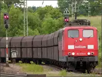 Ab auf das Ausweichgleis hei�t es f�r die 151 070-0. Im Schlepptau ein Erzganzzug.
Location: Eschweiler (Kr.Aachen) im Juni 2012.