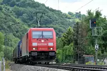 185 212-8 zieht einen gemischten G�terzug rechtsrheinisch in Richtung Koblenz. Aufgenommen kurz hinter St.Goarshausen am 17/06/2011.