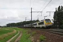 HLE 1310 und 1343 kommen mit einem gemischten G�terzug vom Antwerpener Hafen. Aufgenommen auf der Schleife bei Ekeren am 02/07/2011.