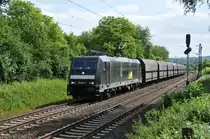 185 573-3 der Fa. Alexander Neubauer mit einem NIAG Kohlenzug auf dem Weg auf der rechten Rheinseite Richtung K�ln. Aufgenommen am 13/05/2011 bei Unkel.