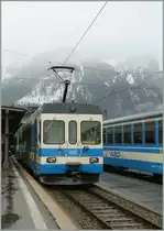 Als die ASD noch blau war, bot sich in Les Diablerets dieses Bild. Doch im Hintergrund  grünt  schon der BDe 4/4 404 und den blauen Steuerwagen wurde vom ebenfalls grünen BDe 4/4 402 nach Les Diablerets gebracht.
19. März 2012