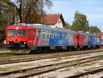 Triebwagen-Doppelgarnitur bestehend aus 7122 015 und 7122 014 verl�sst als Eilzug Ub993 den Bahnhof von Zabok / 04.11.2012.