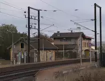 Der Bahnhof Courcelles - Sur - Nied ist in Privatbesitz und von den ehemals weitl�ufigen Gleisanlagen sind noch die beiden Durchgangsgleise geblieben.

Courcelles-Sur-Nied war bis 1944 Abzweig bzw. Keilbahnhof.
Hier endete links vom Bahnhofsgeb�ude die zweigleisige Hauptstrecke aus T�terchen - Hargarten/Falck.

Damit gab es eine Verbindung �ber Falck und �berherrn bis in die Montanregion V�lklingen an der Saar und konnte als Ausweichstrecke f�r die Strecke �ber Forbach - St. Avold genutzt werden.

Der Ort Courcelles-Sur-Nied (Kurzel) liegt ein paar Kilometer hinter der ehemaligen Deutsch-Franz�sischen Sprachgrenze.

06.11.2012 Bahnstrecke Metz - R�ding