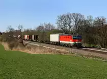 Die 1144 207 mit einem KLV-Zug am 02.04.2011 unterwegs bei Hilperting.