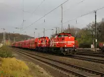 Die 272 021 und die 272 011 mit einem G�terzug am 24.11.2012 bei der Durchfahrt in K�ln West.