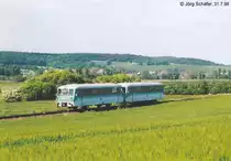 Das Triebwagenp�rchen am 31.7.98 zwischen Feldern und Wiesen auf dem Weg nach Merkers. Im Hintergrund sieht man Tiefenort.