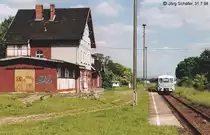 Blick nach Osten im 1998 schon zum Haltepunkt zur�ckgebauten Bahnhof Tiefenort in km 5,3. 972 756 h�lt als RB nach Vacha kurz neben dem alten Empfangsgeb�ude ein. 
