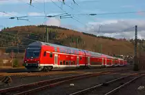 Heute wir etwas links gefahren, Grund in Betzdorf und Kirchen waren Bauarbeiten. Der RE 9 (Rhein-Sieg-Express) Siegen-K�ln-Aachen, ist am 25.11.2012 von Betzdorf/Sieg Steuerwagen voraus in Richtung K�ln losgefahren. Die Schublok ist die 111 160-8.