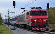 S� 363-009 zieht LkW-Zug durch Maribor-Tabor Richtung Norden. /3.11.2012
