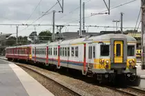 Der belgische 631 verl�sst zusammen mit dem 222 den Bahnhof Brugge.