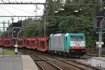 Cobra 2828 (E186 220) am 18.7.12 mit einem leeren Autozug aus Zeebr�gge bei der Durchfahrt durch den Bahnhof Brugge.