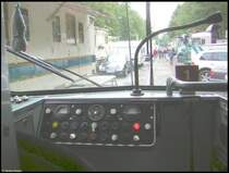 Aus der Fahrerperspektive betrachtet: Das Gleis der sogenannten Eintageslinie, die nur einmal im Jahr w�hrend des Volksfestes W�ldchestag zwischen Oberforsthaus und Riedhof befahren wird. Dieses Jahr wurde die Strecke an zwei Tagen befahren, anl��lich einer Sonderfahrt am 03.06.2006 mit dem Museumstriebwagen 111 (ex902 Baujahr 1969) der Bauart O. Am Oberforsthaus ist es w�hrend des W�ldchestages immer sehr eng, da die Schausteller auf beiden Seiten ihre Autos und Wohnwagen abstellen, wie der Blick aus dem F�hrerstand zeigt. Anmerkung: Der Wagentyp O war der erste Wagen der Frankfurter Stra�enbahn mit geschlossener Fahrerkabine, die Aufnahme entstand aus dem Fahrgastraum heraus durch die ge�ffnete Fahrerkabinent�r.