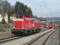 212 265-3 und 218 272-3 rangieren am 25. November 2012 �ber Gleis 6 in Kronach.